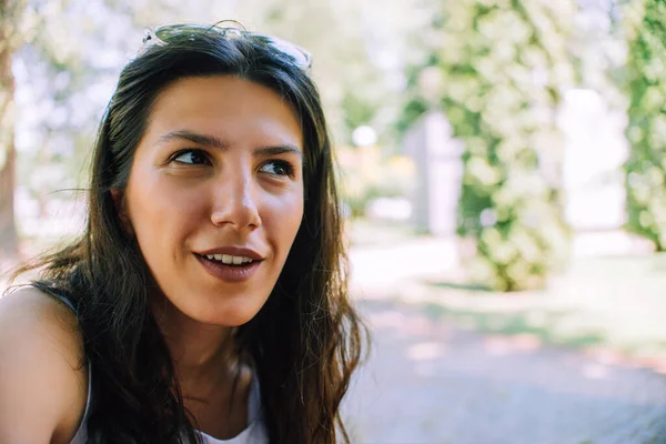 Retrato Una Hermosa Joven Morena Con Pelo Largo Caminando Por —  Fotos de Stock