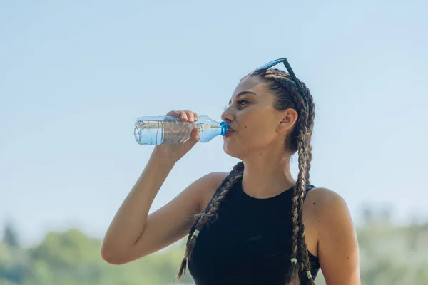 Πορτρέτο Της Μια Ευτυχισμένη Αθλήτρια Πόσιμο Νερό Από Ένα Πλαστικό — Φωτογραφία Αρχείου