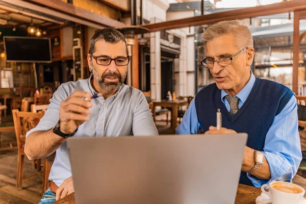 Zwei Leitende Geschäftsleute Diskutieren Und Suchen Gemeinsam Ihre Ideen — Stockfoto