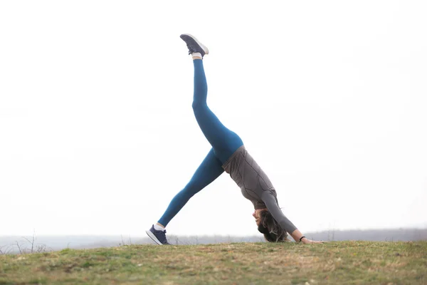 Mujer Increíble Activa Está Ejercitando Poco Yoga Bosque —  Fotos de Stock