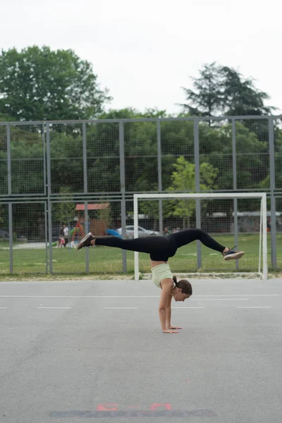 Adorable Beautiful Youn Girl Balancing Her Hands While Doing Split — Stock Photo, Image