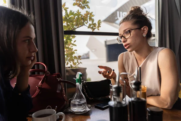 Gruppe Junger Geschäftsleute Trifft Sich Café Einem Wichtigen Treffen Über — Stockfoto