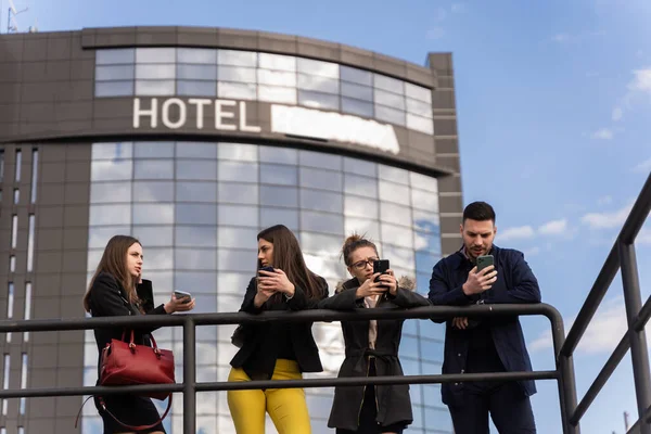 Gruppe Junger Geschäftsleute Checkt Ihre Telefone — Stockfoto