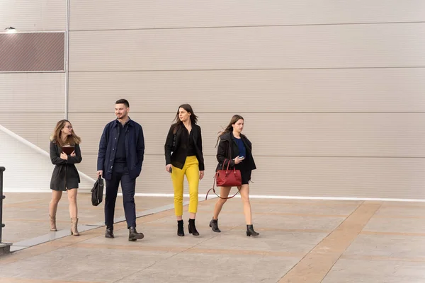Grupo Jóvenes Empresarios Están Hablando Caminando Todos Juntos Frente Empresa — Foto de Stock