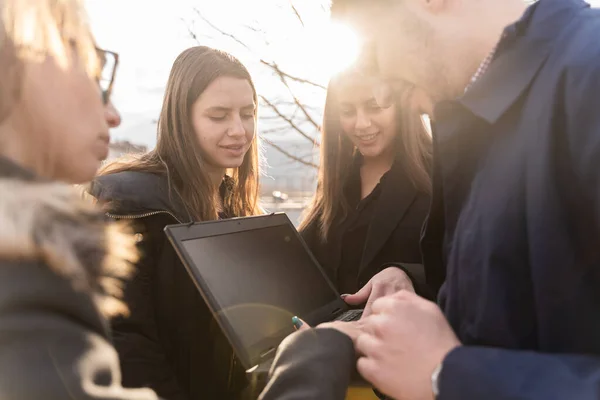 Gruppe Junger Geschäftsleute Blickt Nach Oben — Stockfoto