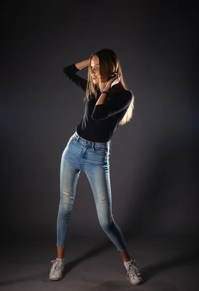 Attraktives Weibliches Modell Jeans Posiert Isoliert Auf Grauem Hintergrund — Stockfoto