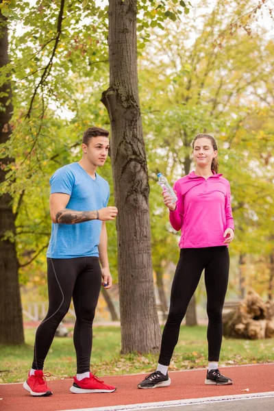 Úžasný Sportovní Srong Pár Dává Pauzu Spolu Parku Zatímco Stojí — Stock fotografie