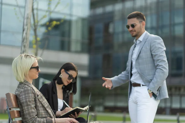 Three Business People Having Ocnversation Work — Stockfoto