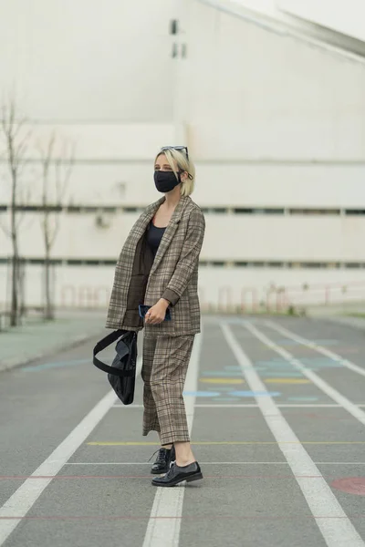 Beautiful Businesswoman Turrning While Walking Company — Fotografia de Stock