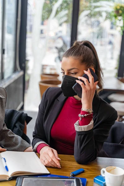 Ελκυστική Και Καταπληκτική Businesswoma Μιλάει Στο Τηλέφωνο Covid Μάσκα — Φωτογραφία Αρχείου