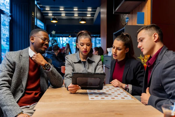 Groep Van Multiraciale Zakenmensen Zoekt — Stockfoto