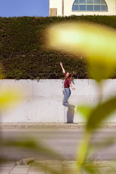 Hermosa Chica Saltando Camino — Foto de Stock