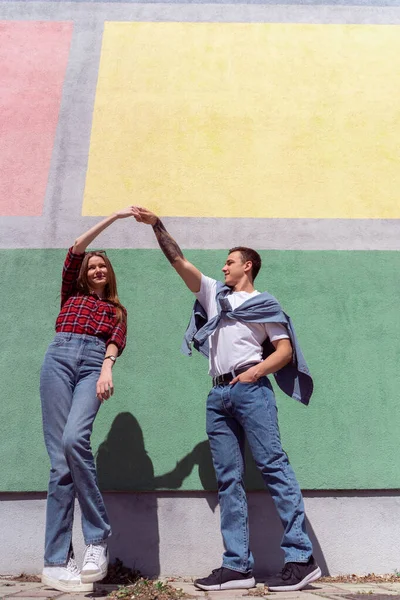 Couple Attrayant Dansant Extérieur Près Mur — Photo