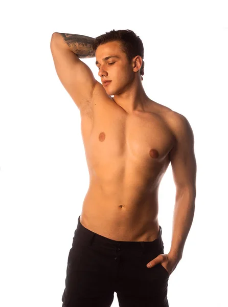 Tecrit Edilmiş Arka Plandaki Yakışıklı Kaslı Adam Vücudunu Gösteriyor Sporcu — Stok fotoğraf