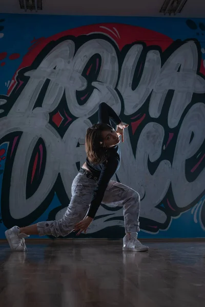 Silueta Una Joven Bailarina Hiphop Breakdancer Bailando Sobre Fondo Estudio —  Fotos de Stock