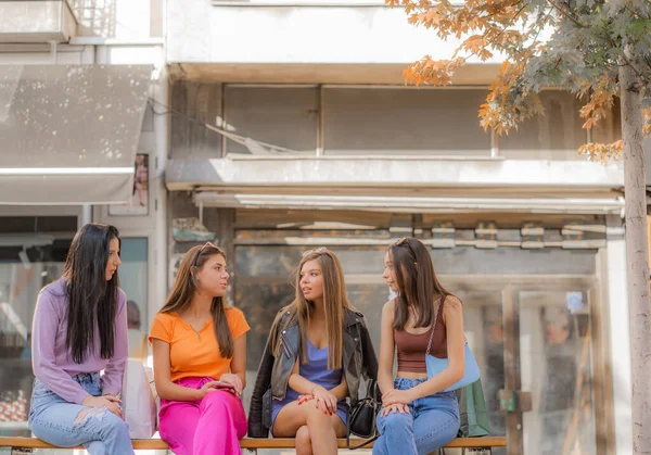 Quatro Jovens Amigas Atraentes Bonitas Estão Conversando Enquanto Fazem Uma — Fotografia de Stock