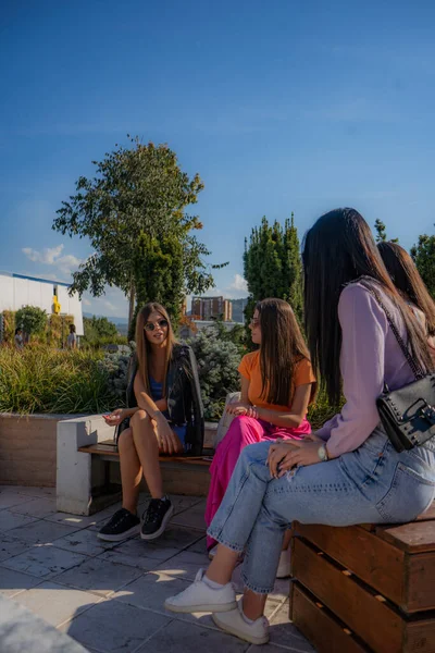 Quatro Meninas Atraentes Bonitas Estão Sentadas Banco Falando Sobre Meninos — Fotografia de Stock