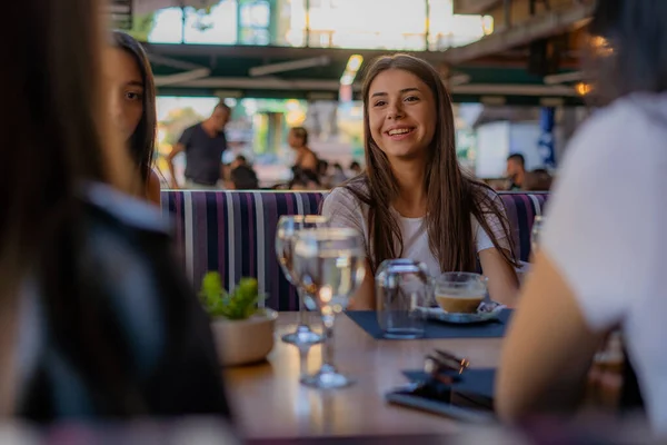Quatro Lindas Jovens Amigas Estão Sorrindo Aproveitando Seu Tempo Café — Fotografia de Stock