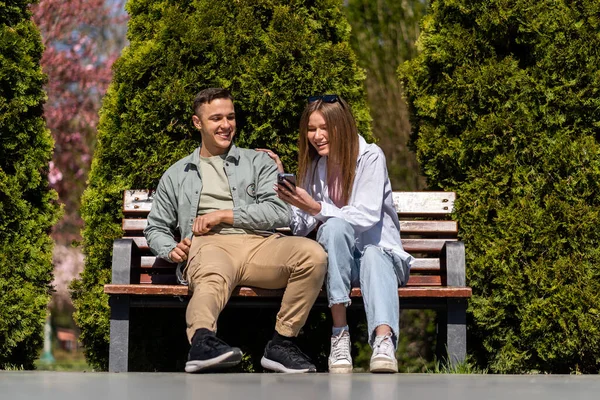 Casal Feliz Conversando Olhando Uns Aos Outros Sentado Parque Com — Fotografia de Stock