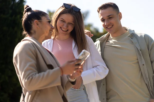 Homme Femme Drôles Riant Regardant Téléphone Intelligent — Photo