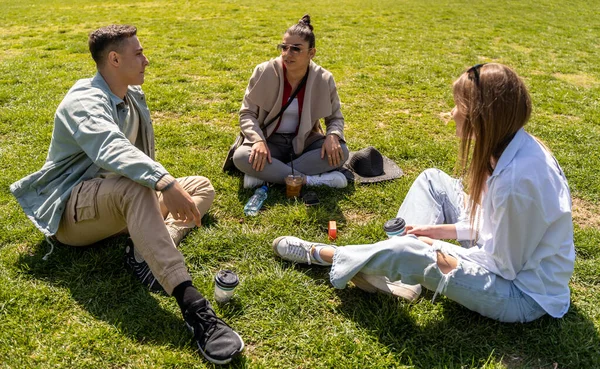 Три Счастливых Молодых Кавказца Друзья Отдыхают Вместе Городском Парке — стоковое фото