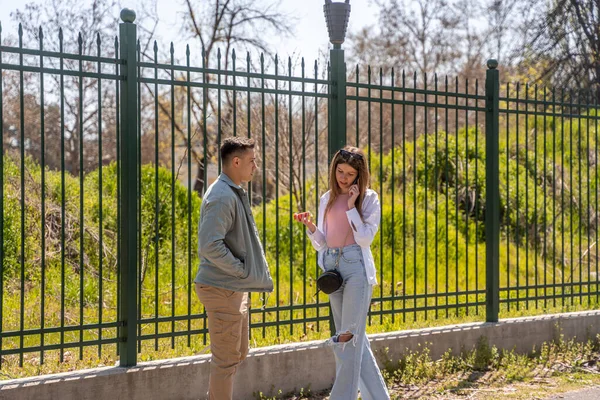 Jóvenes Amigos Verano Diversión Felicidad Romance Aire Libre Colorido — Foto de Stock