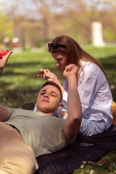 Junge Hübsche Paare Oder Studenten Sitzen Zusammen Park Und Hören — Stockfoto