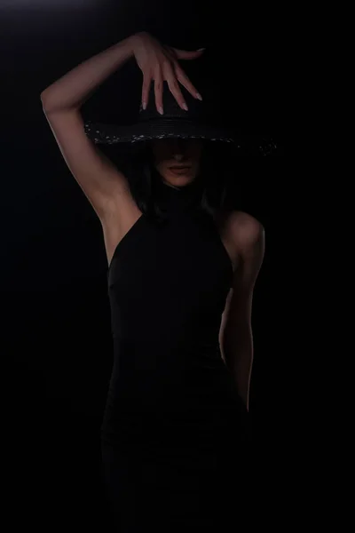 Μυστηριώδες Και Κομψό Κορίτσι Ποζάρει Μαύρο Φόρεμα Ενώ Κρατάει Καπέλο — Φωτογραφία Αρχείου