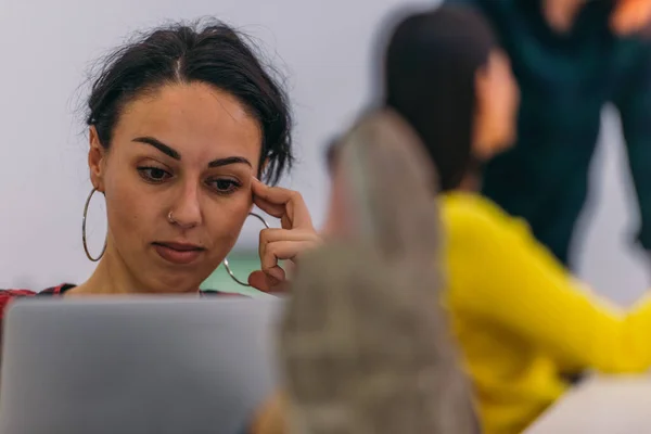 Retrato Cerca Una Hermosa Mujer Negocios Mirando Computadora Portátil Pensando — Foto de Stock