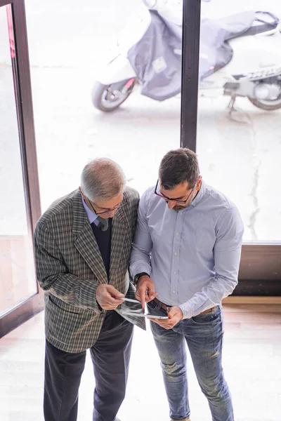 Dos Hombres Negocios Senior Están Mirando Algunos Resultados Juntos Tableta —  Fotos de Stock