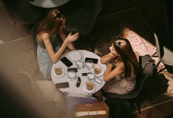 Tři Dospívající Dívky Mluví Kavárně Zatímco Sedí — Stock fotografie