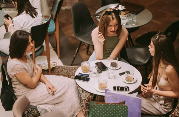 Tres Adolescentes Teniendo Una Conversión Café —  Fotos de Stock
