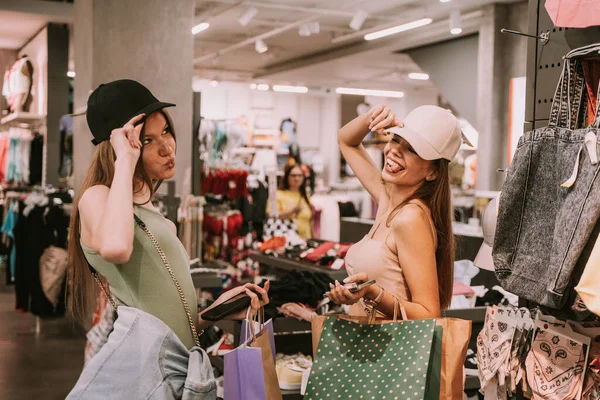 Twee Mooie Meisjes Proberen Hoeden Winkel Het Winkelcentrum — Stockfoto