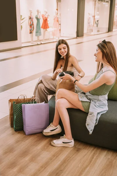 Dos Bonitos Mejores Amigos Sentados Sofá Del Centro Comercial Mientras —  Fotos de Stock