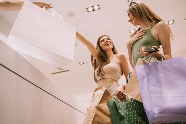 Dos Chicas Lindas Caja Registradora Tomando Bolsa Compra Del Vendedor —  Fotos de Stock