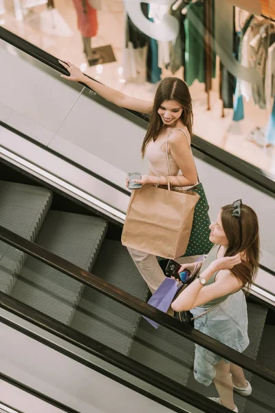 Deux Belles Filles Avec Des Sacs Provisions Montant Sur Escalator — Photo
