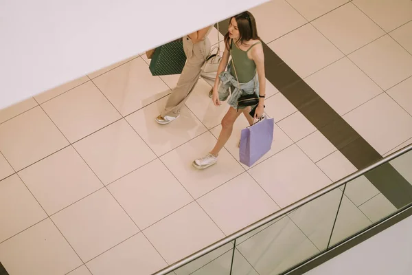 Twee Mooie Meisjes Die Door Het Winkelcentrum Lopen — Stockfoto