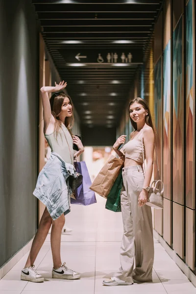Dos Chicas Guapas Compras Pasillo Del Centro Comercial — Foto de Stock