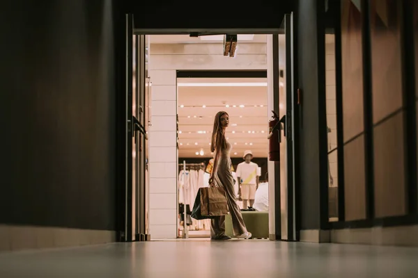 Pretty Girl Shopping Bags Walking Trough Mall — Stockfoto