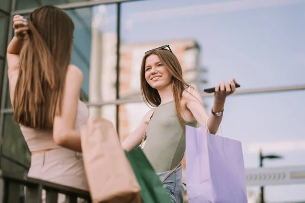 ショッピングバッグで外に立つ2人のかわいい女の子のクローズアップ — ストック写真