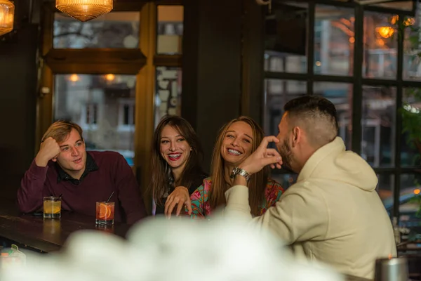 Two Amazing Beautiful Couples Laughing Together Sitting Hte Bar — Stock Photo, Image