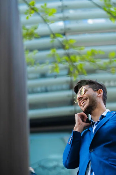 Geschäftsmann Lacht Und Ist Zufrieden Mit Dem Gespräch Das Mit — Stockfoto