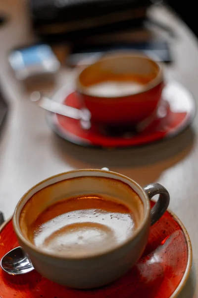 Dois Incríveis Perfeitos Copos Café Projetados Mesa — Fotografia de Stock