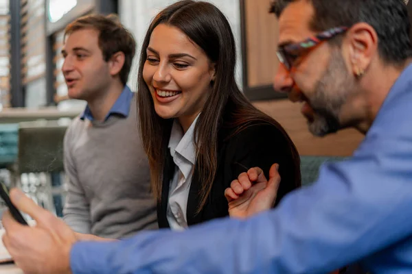 Atractiva Hermosa Mujer Negocios Está Sonriendo Mirando —  Fotos de Stock