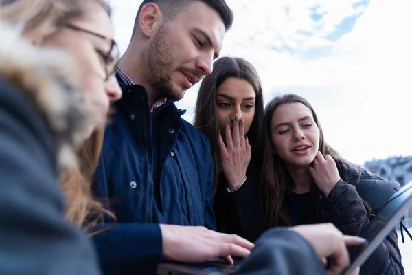 Группа Молодых Бизнесменов Смотрит Ноутбук Обсуждает Планы Идеи Удивляясь — стоковое фото