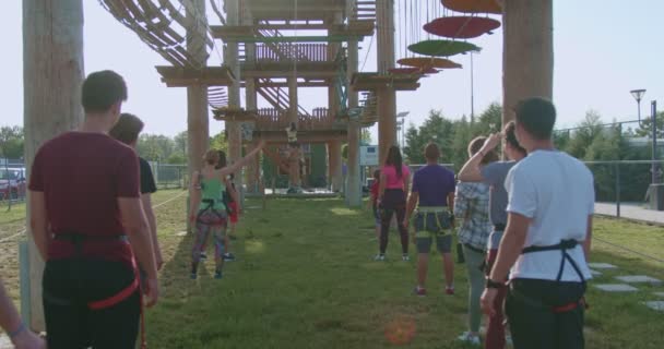 Foule Debout Saluant Homme Sur Tyrolienne Dans Parc Adrénaline — Video