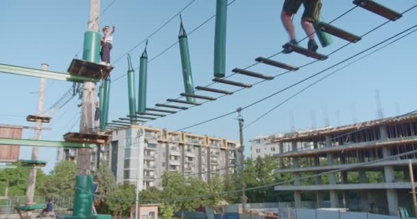 Människor Som Går Igenom Hinder Vid Adrenalinparken Låg Vinkel Solnedgång — Stockvideo