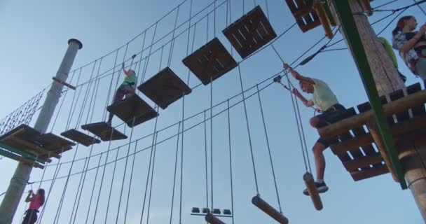 Ludzie Dobrze Się Bawią Przeszkodami Parku Adrenaliny Niski Kąt Widzenia — Wideo stockowe