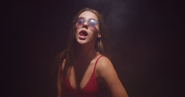 Δροσερό Κορίτσι Χορεύει Σαγηνευτικά Και Καπνίζει Φορώντας Κόκκινα Εσώρουχα Τον — Αρχείο Βίντεο