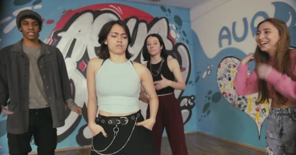 Chica Está Preparando Para Comienzo Práctica Baile Medio Del Círculo — Vídeos de Stock
